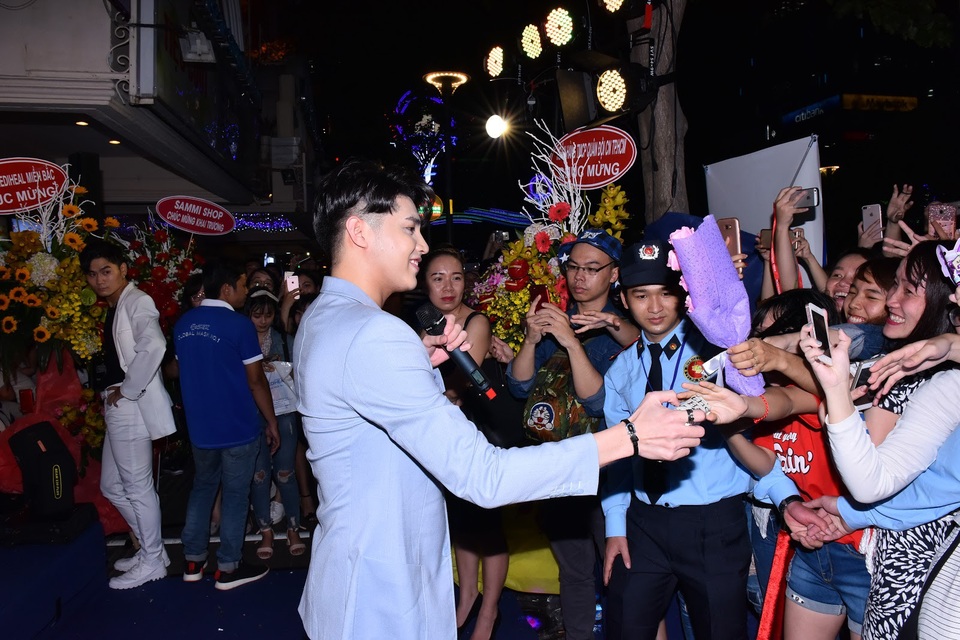 Mediheal lên tiếng đính chính sau sự việc ca sĩ Noo Phước Thịnh bị ném ly - 6 Hàng trăm khán giả cuồng nhiệt cỗ vũ cho giọng hát “Cause I Love You”