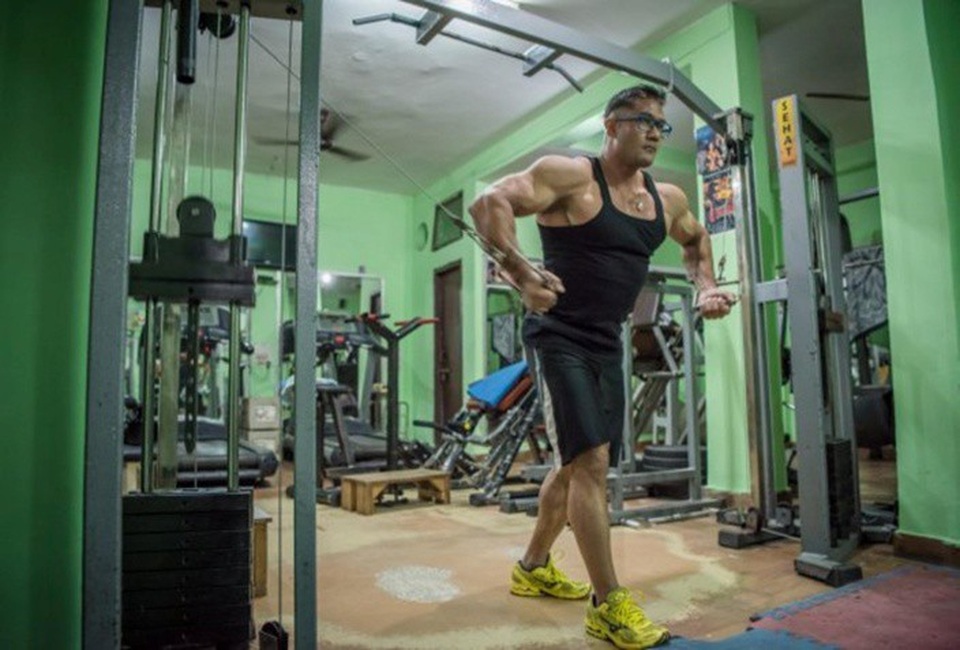 Choáng với cặp vợ chồng lực sĩ cơ bắp cuồn cuộn như thép - 6 Anh thường tập luyện 6 ngày một tuần và mỗi ngày 5 giờ