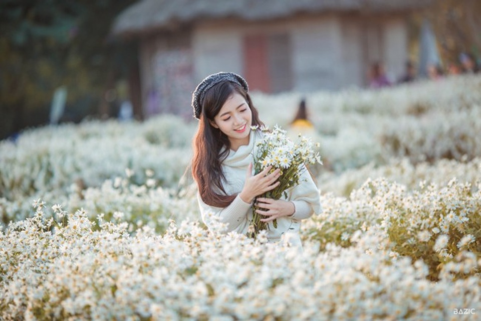 Ngất ngây trước vẻ đẹp tinh khôi của cô giáo đẹp nhất Hà Nội - 7
Sắc xuân mơn mởn của cô giáo trẻ nổi bật giữa vườn cúc họa mi tuyệt đẹp.