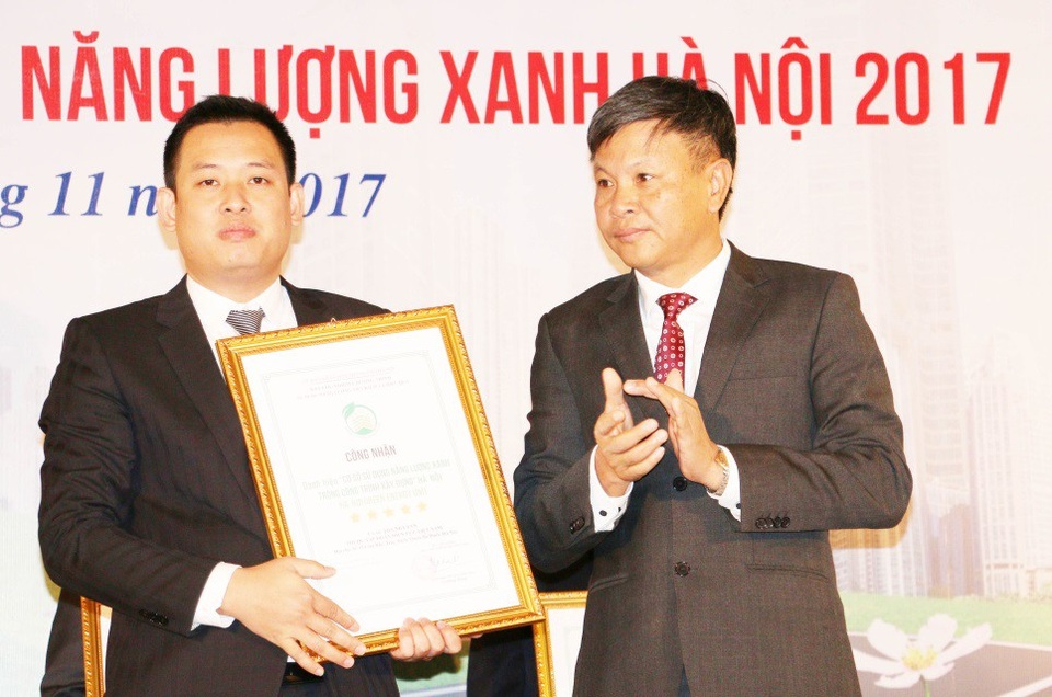 Hải Phát đón nhận “mưa giải thưởng” trong nước và quốc tế - 5
Đại diện Tập đoàn Hải Phát vinh dự lên nhận Danh hiệu Công trình sử dụng Năng lượng Xanh cho Dự án Roman Plaza