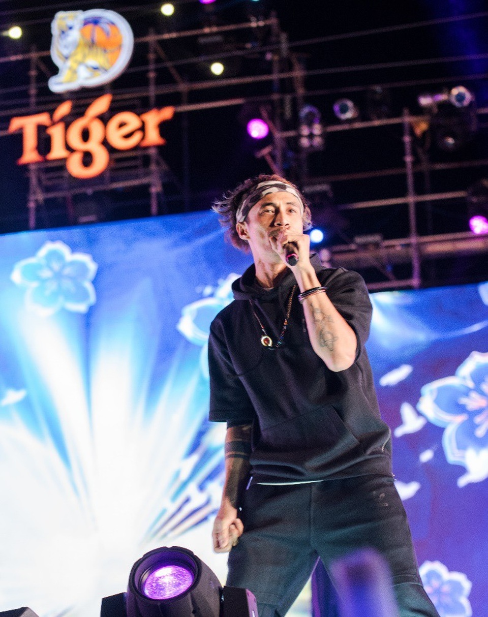 Trời tạnh, Phạm Anh Khoa lại làm khán giả “tan chảy” khi rock hóa bài hit 3 tỷ người xem Despacito