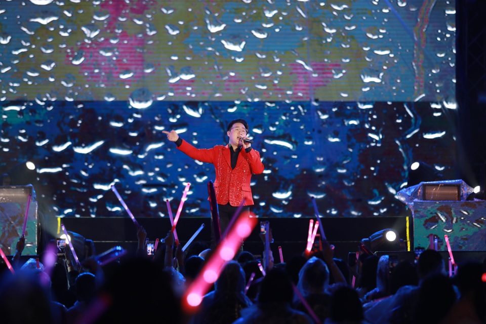 Fans Việt đội mưa xem dàn sao AOMG trình diễn trong đêm nhạc Midnight Kiss - 7 Trung Quân