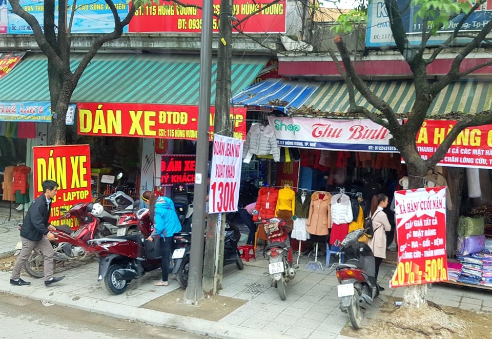 Nhịp sống yên bình ngày đầu năm mới - 15 Một số tiệm bán áo quần, dán xe mở cửa và vẫn có khách vào hỏi mua