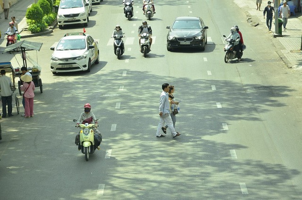 
Một số người đi bộ cũng phân trần rằng hạ tầng giao thông ở Việt Nam chưa đồng bộ, khiến nhiều người đi bộ muốn sang đường đúng luật cũng khó.
