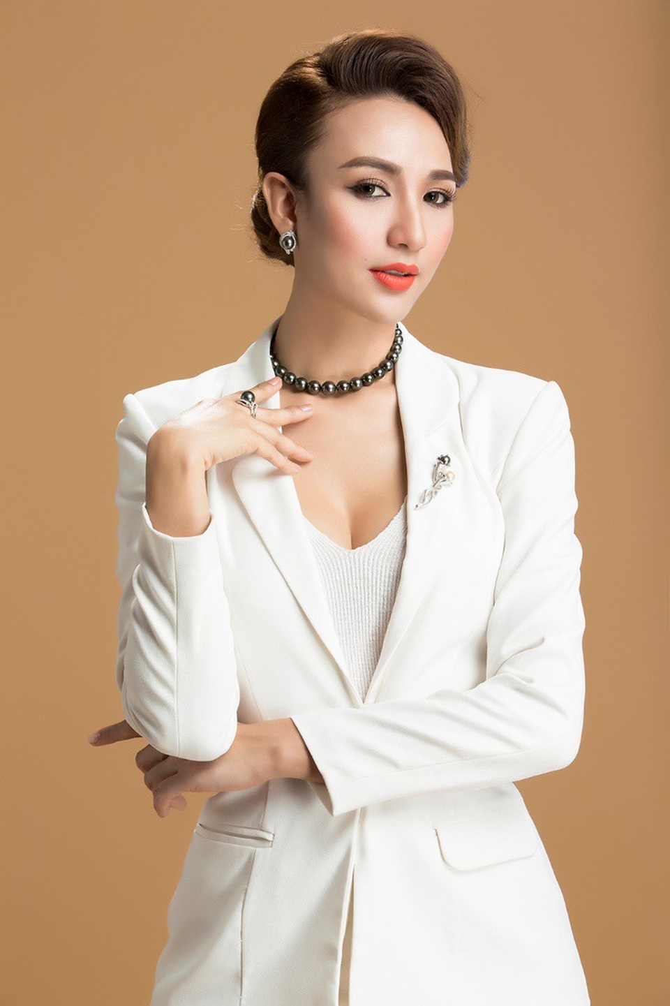 Là một doanh nhân, Hoa hậu Ngọc Diễm cũng thường diện trang phục công sở với những bộ vest sang trọng. Chọn trang sức ngọc trai cho phong cách này, hoa hậu Ngọc Diễm thường sử dụng các kiểu chuỗi ngọc kiểu dáng đơn giản nhưng đủ để làm nổi bật sự tự tin, quyến rũ của mình.