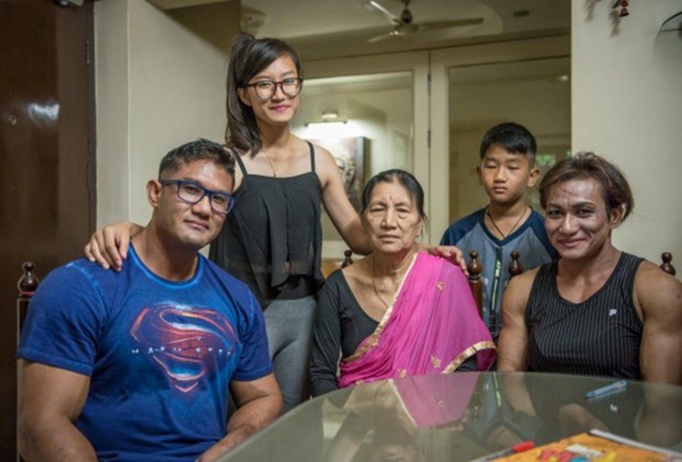 Choáng với cặp vợ chồng lực sĩ cơ bắp cuồn cuộn như thép - 7 Hai vợ chồng chụp ảnh cùng gia đình