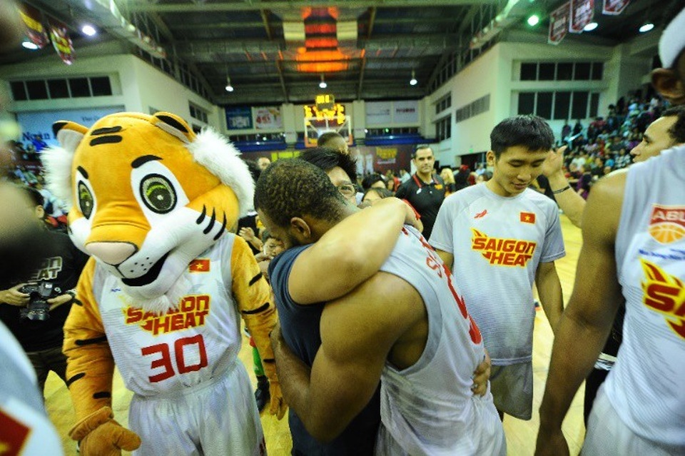 Người hâm mộ ôm cảm kích Akeem Scott – cầu thủ vàng của Saigon Heat