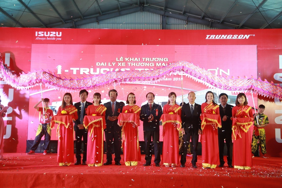 Đại diện Isuzu Việt Nam và Đại lý Trung Sơn cắt băng khánh thành