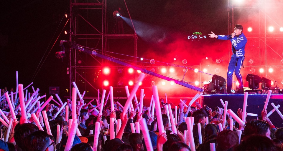 Các ca khúc đình đám của “hoàng tử” Isaac như Bống bống bang bang, Get down… trình diễn theo phong cách Remix khiến fan liên tục “dậy sóng”