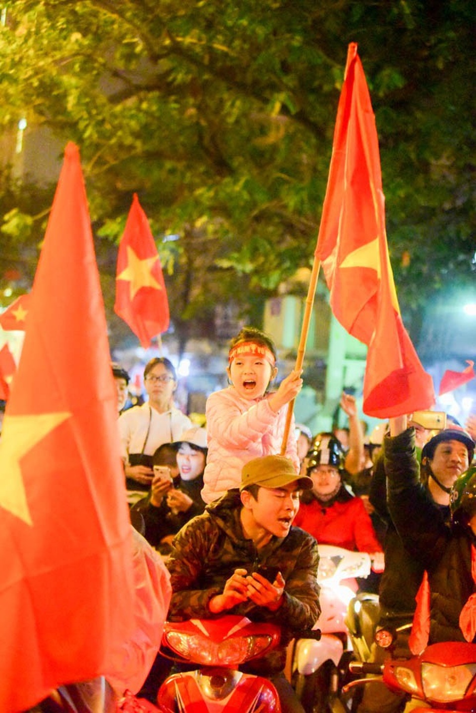 Khu vực Hồ Gươm "nghẹt thở" sau kỳ tích của U23 Việt Nam - 8 Khu vực Hồ Gươm "nghẹt thở" sau kỳ tích của U23 Việt Nam - 8