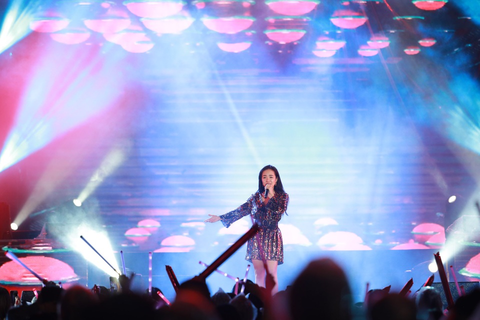 Fans Việt đội mưa xem dàn sao AOMG trình diễn trong đêm nhạc Midnight Kiss - 8 Phương Ly