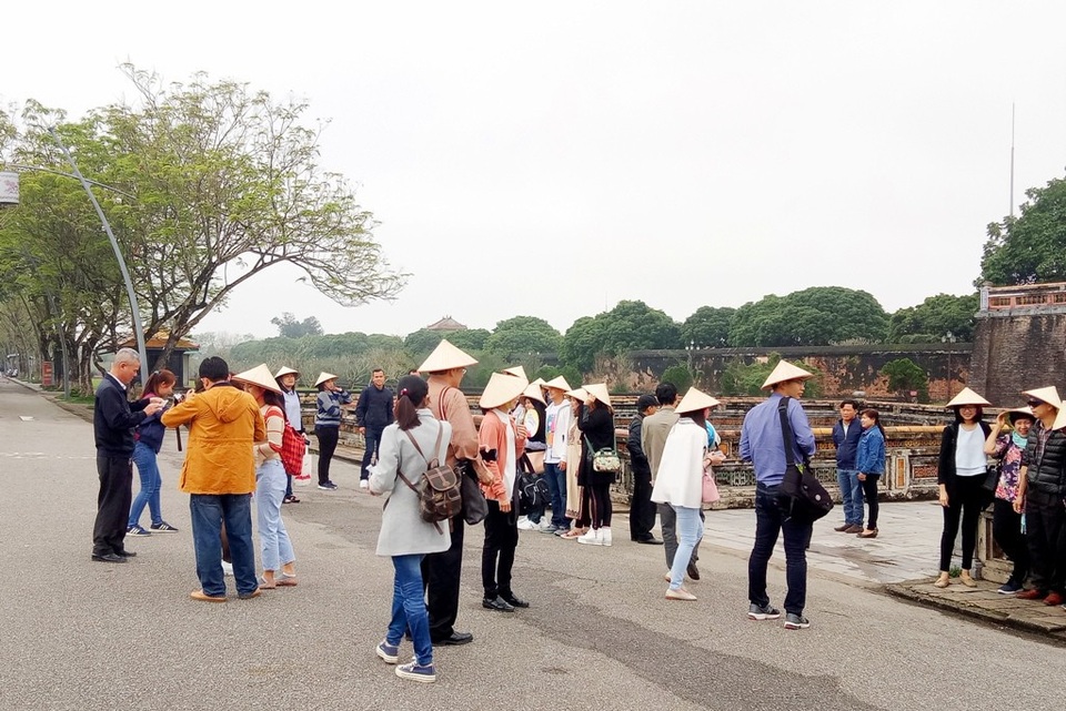 Nhịp sống yên bình ngày đầu năm mới - 16 Du khách chuẩn bị tham quan Hoàng thành Huế