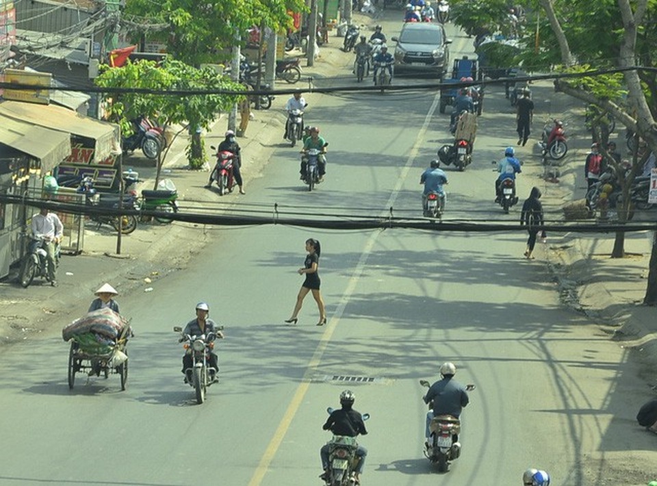 
Lối nào dành riêng cho người đi bộ sang đường?
