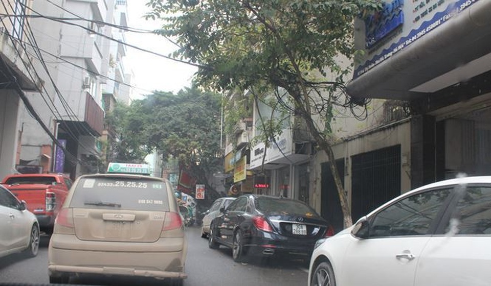 Mỗi ngày mất 300 nghìn gửi xe, nhiều người bỏ cuộc chơi xế hộp - 8
Phía ngoài mặt đường, xe đỗ kín 2 hàng khiến di chuyển vô cùng khó khăn.