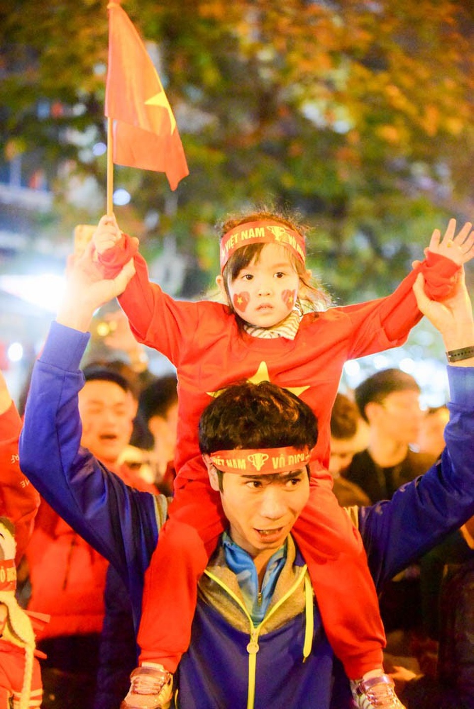 Khu vực Hồ Gươm "nghẹt thở" sau kỳ tích của U23 Việt Nam - 9 Khu vực Hồ Gươm "nghẹt thở" sau kỳ tích của U23 Việt Nam - 9