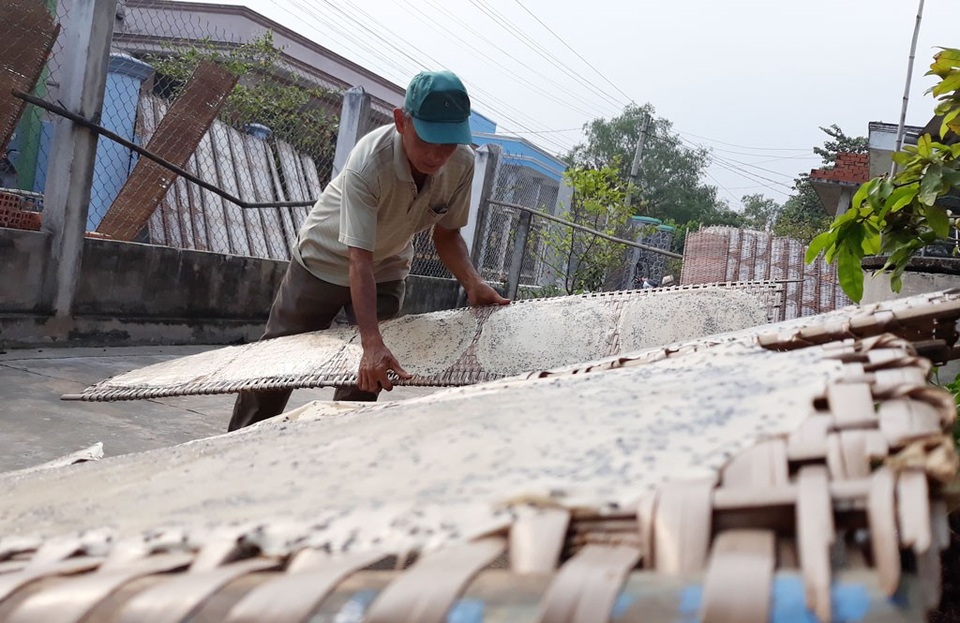 Làng nghề làm đặc sản mứt me, bánh tráng ‘‘hối hả’’ vào xuân - 3 Làng nghề bánh tráng vào xuân. Ảnh: Thanh Nga