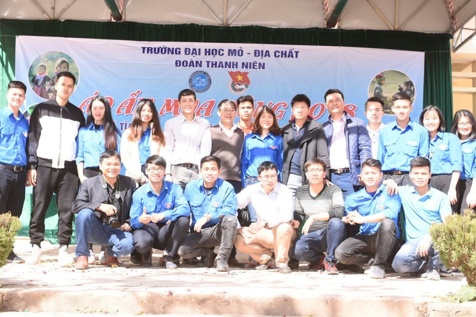 Niềm vui đón Tết của học sinh Tìa Dình - 8
Đoàn Thanh niên Trường Đại học Mỏ - Địa chất chụp ảnh lưu niệm khi kết thúc chương trình
