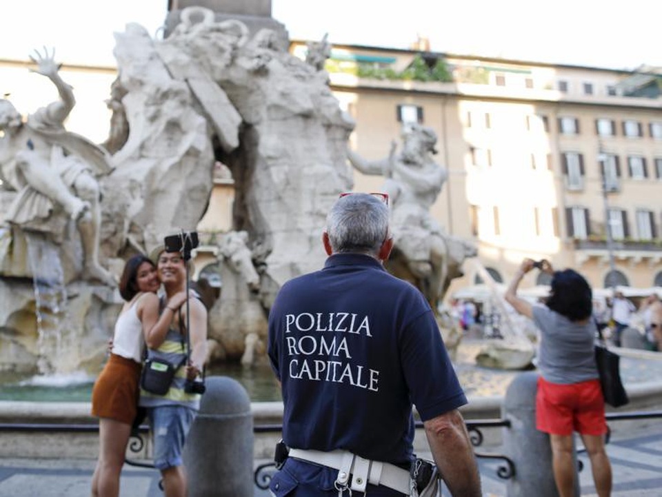 Những địa danh bị “hủy hoại” bởi du lịch - 9