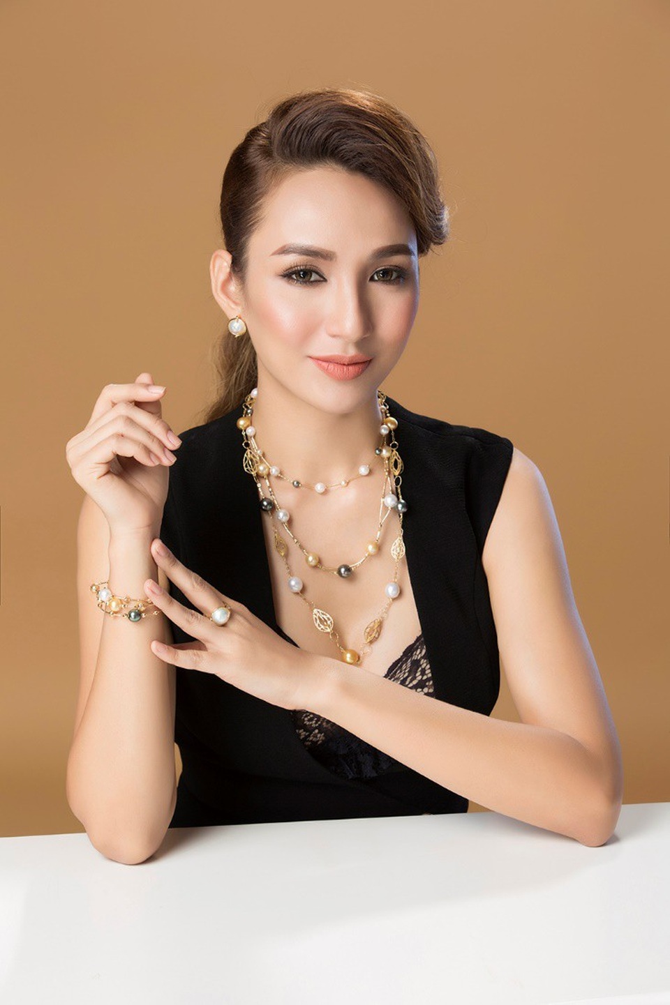 Phá cách hơn, những trang phục sắc đen đi cùng kiểu chuỗi nhiều lớp hòa điệu những sắc màu nền nã như: vàng, đen, trắng lộng lẫy của ngọc trai.