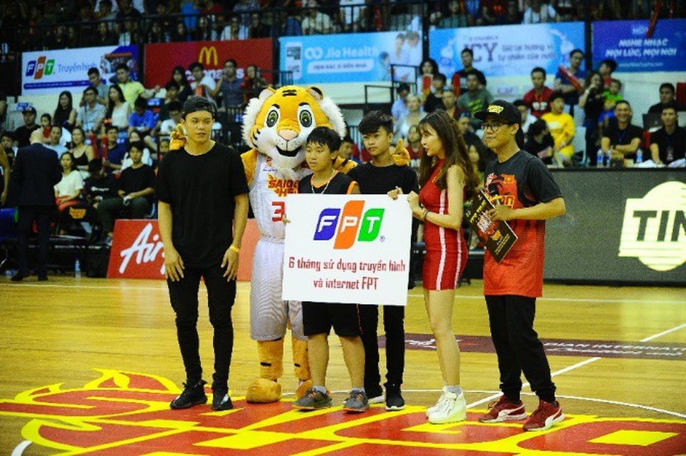 Nhà tài trợ trao quà tặng cho khán giả tham gia trò chơi trong thời gian nghỉ giữa hiệp.