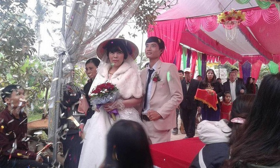 Chuyện tình vợ kém chồng 52 tuổi “dậy sóng” dư luận - 5 Cô dâu - chú rể trong đám cưới ở Thanh Hóa được dân mạng chú ý.