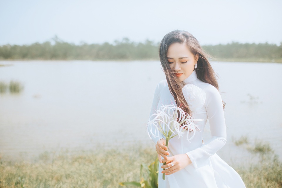 Sao mai Phương Thanh “mở hàng” năm 2018 bằng album da diết về xứ Nghệ - 1 Ca sĩ Nguyễn Phương Thanh đã về quê hương xứ Nghệ để chụp ảnh bên dòng sông Lam.
