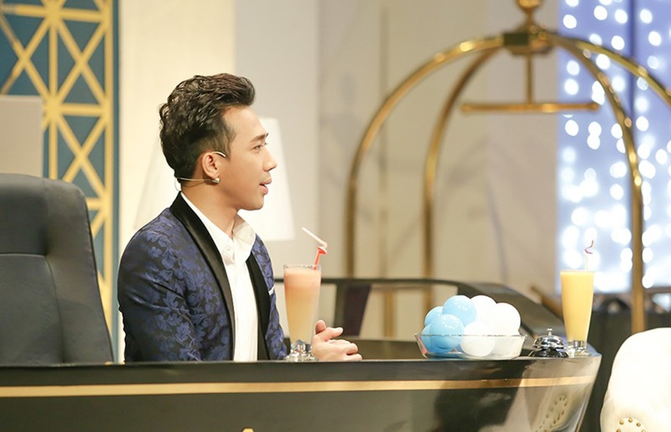 Trấn Thành dò hỏi Đức Trí về tình tin đồn với Phương Vy Idol - 2 Trấn Thành không quên “chặt chém” Phương Vy khi vừa xuất hiện đã hỏi thẳng về mối quan hệ từng được xem là “bí ẩn, khó lý giải” với nhạc sĩ Đức Trí.