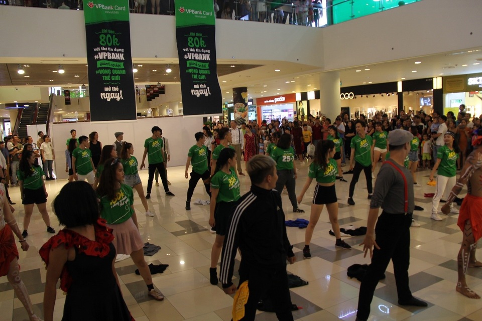 Vì sao thẻ tín dụng ngày càng được nhiều người Việt sử dụng? - 2 Màn trình diễn flash mob tại SCVIVOCITY hôm 12/01/201.