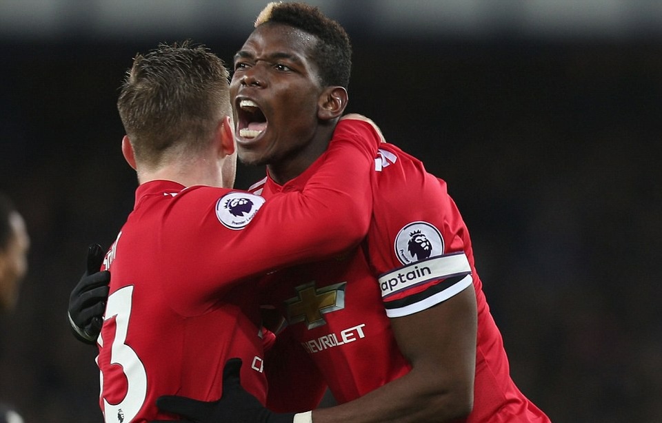 Everton 0-2 MU: Dấu ấn Martial, Lingard và Mourinho - 1
Pobga (phải) đeo băng đội trưởng của MU ở trận này và anh cũng nhận được phần thưởng Cầu thủ xuất sắc nhất trận đấu
