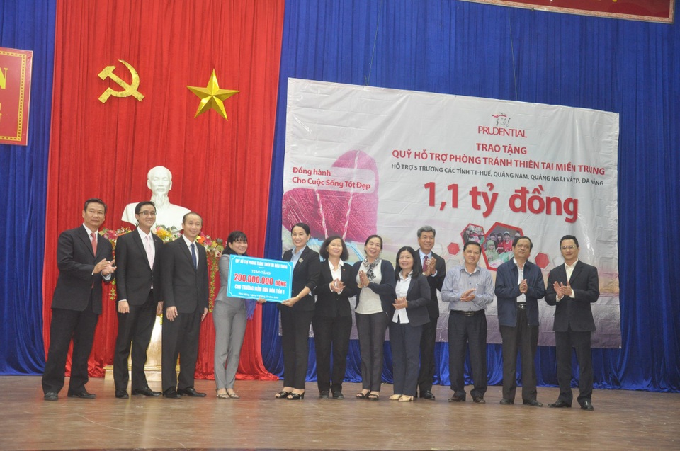 Prudential hỗ trợ hơn 1 tỷ đồng khôi phục trường học chịu hậu quả bão Damrey tại miền Trung - 1 Biểu trưng số tiền Prudential trao tặng cho đại diện trường Mầm Non Hòa Tiến ngày 11/12/2017