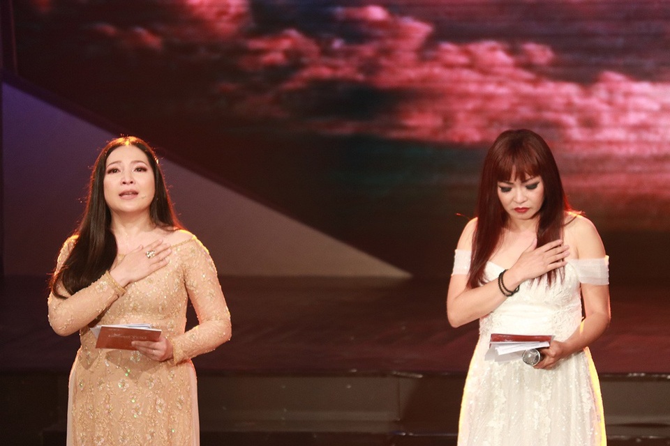 Khoảnh khắc đầy cảm động khi MC Quỳnh Hương, Phương Thanh và những khán giả đang theo dõi chương trình TLMN cùng đặt tay lên trái tim mình để cùng nguyện cầu cho chị Ánh Hồng và những bệnh nhân đang mắc bệnh hiểm nghèo khác được an lành, bình yên thật dài lâu.