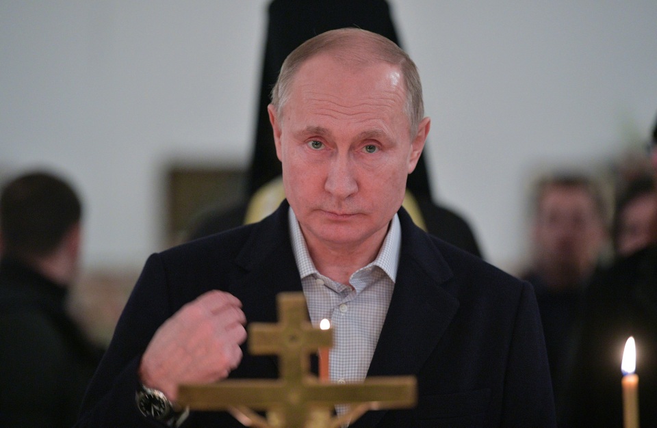 Tổng thống Putin cởi trần cử hành nghi lễ trong nước lạnh - 1 Tổng thống Vladimir Putin ngày 18/1 đã tới tu viện Nilov trên đảo Stolobny ở hồ Seliger thuộc vùng Tver phía bắc thủ đô Moscow để dự Lễ Hiển linh của các tín đồ Chính thống giáo. Đây là một trong những nghi lễ quan trọng đối với nhiều người Nga và được tổ chức thường niên.