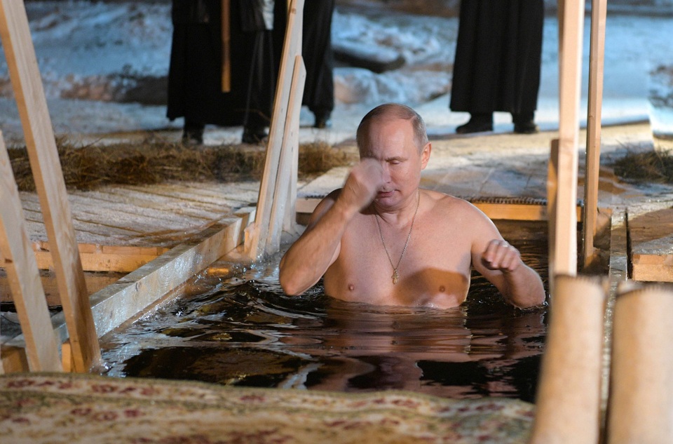 Tổng thống Putin cởi trần cử hành nghi lễ trong nước lạnh - 4 Nghi lễ ngâm mình trong nước lạnh bắt nguồn từ truyền thuyết chúa Giê-su rửa tội bằng nước sông Jordan cách đây hơn 2.000 năm. Mỗi năm có hàng nghìn người Nga cũng thực hiện nghi lễ ngâm mình như Tổng thống Putin.