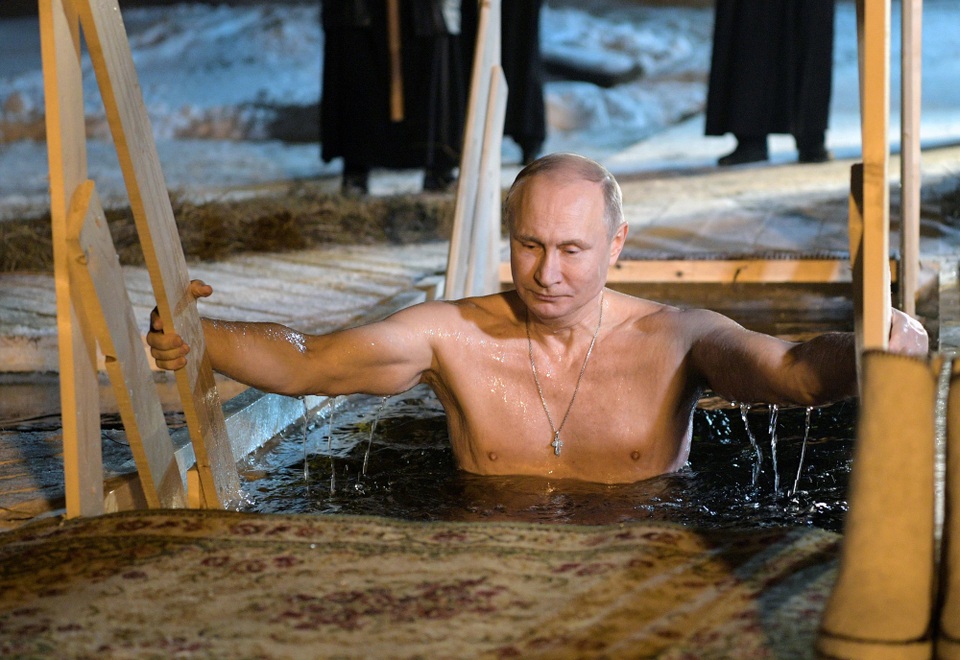 Tổng thống Putin cởi trần cử hành nghi lễ trong nước lạnh - 5 Theo RT, vào thời điểm Tổng thống Putin ngâm mình trong nước, nhiệt độ ở khu vực gần hồ Seliger ở mức khoảng -6, -7 độ C dù Lễ hiển linh năm nay ấm hơn so với mùa đông thông thường ở Nga.