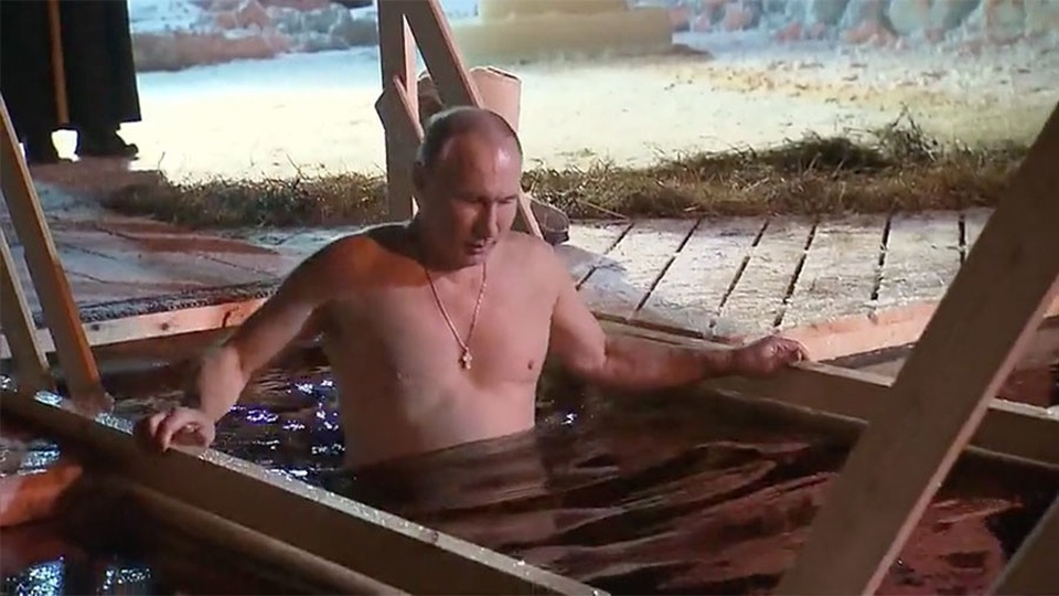 Tổng thống Putin cởi trần cử hành nghi lễ trong nước lạnh - 6 Tổng thống Putin năm nay 65 tuổi và là người yêu thích các hoạt động ngoài trời. Nhà lãnh đạo Nga từng được nhìn thấy cởi trần nhiều lần khi cưỡi ngựa hoặc câu cá.