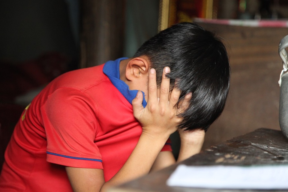Bạn đọc giúp người mẹ nghèo Lê Thị Hùng hơn 97 triệu đồng - 2 Sinh ra vốn không được khỏe mạnh, con trai thứ 2 của chị là Nguyễn Quang Tuấn (SN 2006) lại mắc thêm bệnh bướu cổ, hen suyễn. Cũng từ lâu lắm rồi chị không dám đưa con xuống bệnh viện để thăm khám xem bệnh tật của con tiến triển đến đâu, chị chỉ xin đơn bác sĩ để lấy thuốc về cho con uống dần.
