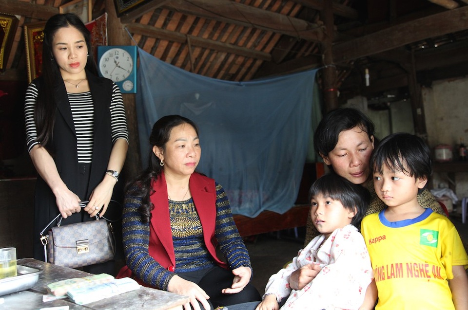 Bạn đọc giúp người mẹ nghèo Lê Thị Hùng hơn 97 triệu đồng - 5 Bà Nguyễn Thị Yến và bạn đọc trong ngày có mặt trao quà tới chị Hùng sẻ chia những khó khăn mà gia đình chị đang phải gánh chịu.