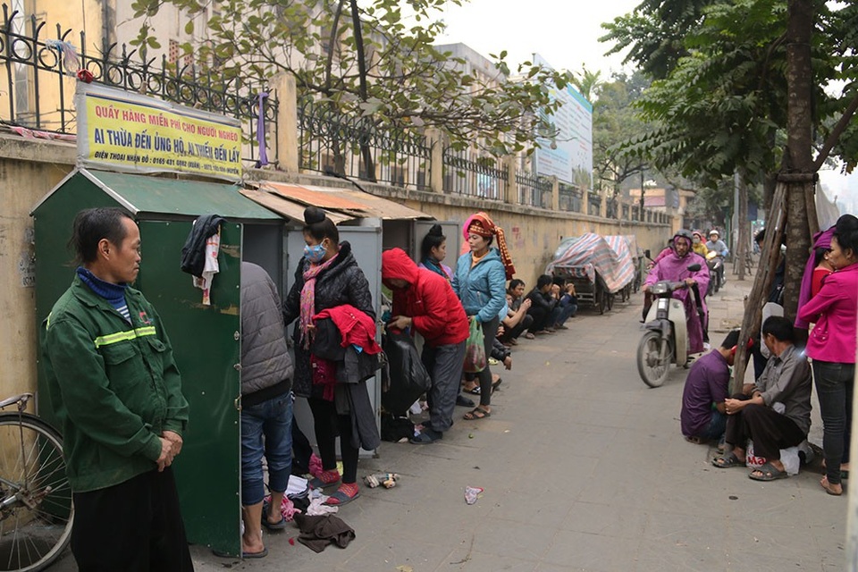 Tủ quần áo miễn phí cho người nghèo ở Hà Nội - 7
Nhiều người đứng cả tiếng đồng hồ đợi người dân mang quần áo cũ đến.