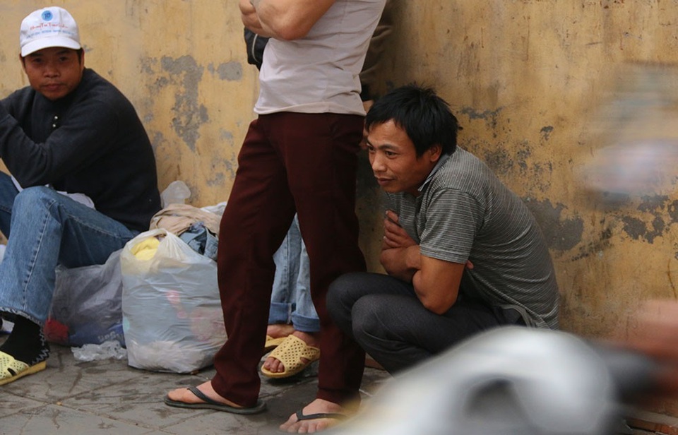 Tủ quần áo miễn phí cho người nghèo ở Hà Nội - 8
Người đàn ông ngồi co ro bên tủ quần áo. Ý tưởng tủ quần áo Ai thừa đến ủng hộ, ai thiếu đến lấy xuất hiện khoảng 1, 2 năm trước, đến nay có lác đác ở vài tỉnh thành.