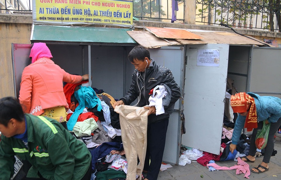 Tủ quần áo miễn phí cho người nghèo ở Hà Nội - 1
Tủ quần áo có giá miễn phí trên phố Nguyễn Chí Thanh những ngày mưa rét luôn có đông người lao động nghèo đến tìm quần áo ấm. Xuất hiện từ đầu năm 2017, tủ công cộng này là nơi để những người có quần áo, giày dép cũ vẫn còn dùng được mang đến ủng hộ cho những người có hoàn cảnh khó khăn.