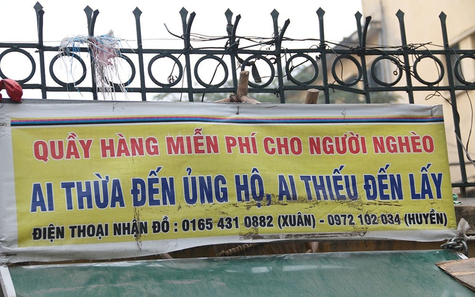 Tủ quần áo miễn phí cho người nghèo ở Hà Nội - 9
Tấm biển trên tủ quần áo miễn phí.