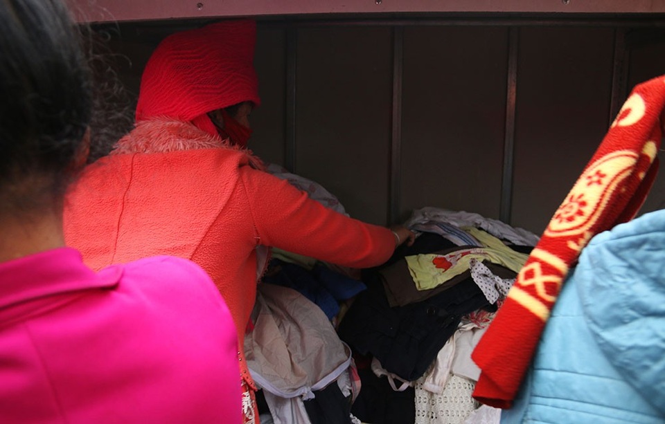 Tủ quần áo miễn phí cho người nghèo ở Hà Nội - 6
Khi mới đi vào hoạt động, tủ quần áo khá gọn gàng, có cả móc treo. Tuy nhiên đến nay, quần áo khá lộn xộn do nhiều người đến lấy bới móc mà sau đó không gấp gọn lại.