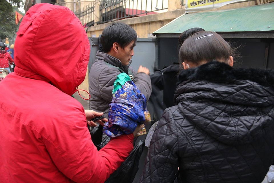 Tủ quần áo miễn phí cho người nghèo ở Hà Nội - 5
Tới nhận đồ chủ yếu là những người vô gia cư, người bán hàng rong, làm nghề ve chai hay những người có hoàn cảnh khó khăn khác. Trong số họ, có cả những người dân tộc thiểu số từ vùng núi phía Bắc về Hà Nội mưu sinh.