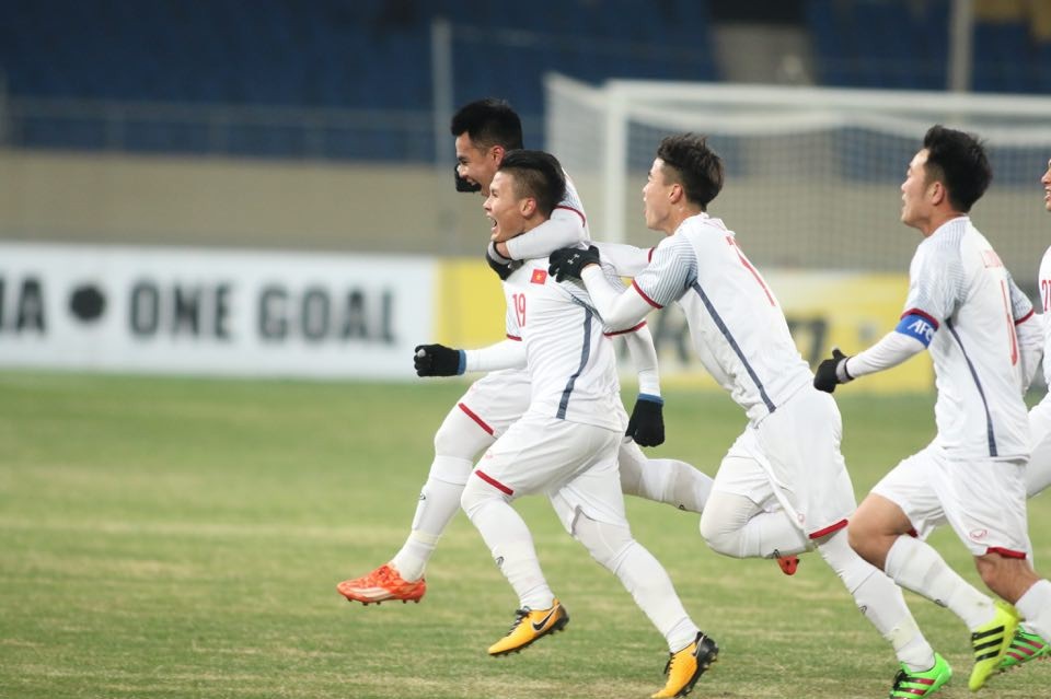 U23 Việt Nam 1-2 U23 Hàn Quốc: Thua nhưng không thất vọng - 4
Quang Hải (thứ hai từ trái sang) vui mừng sau khi mở tỉ số trận đấu, ảnh:H.Q