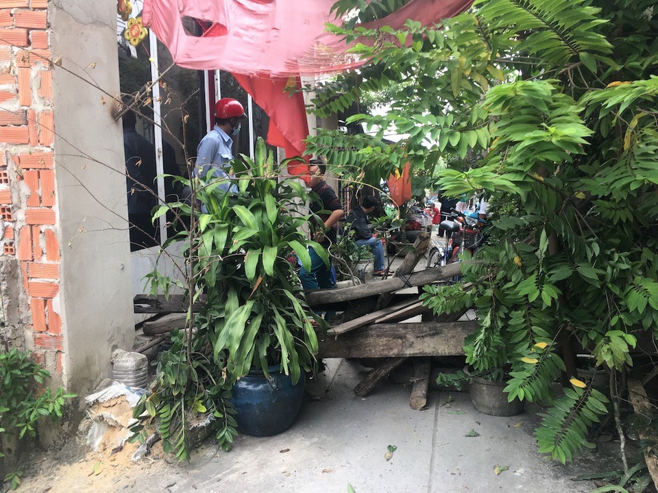 Và hiện đang bị 2 hộ dân đầu hẻm tuyên bố là của riêng, không cho người dân cuối hẻm ra vào