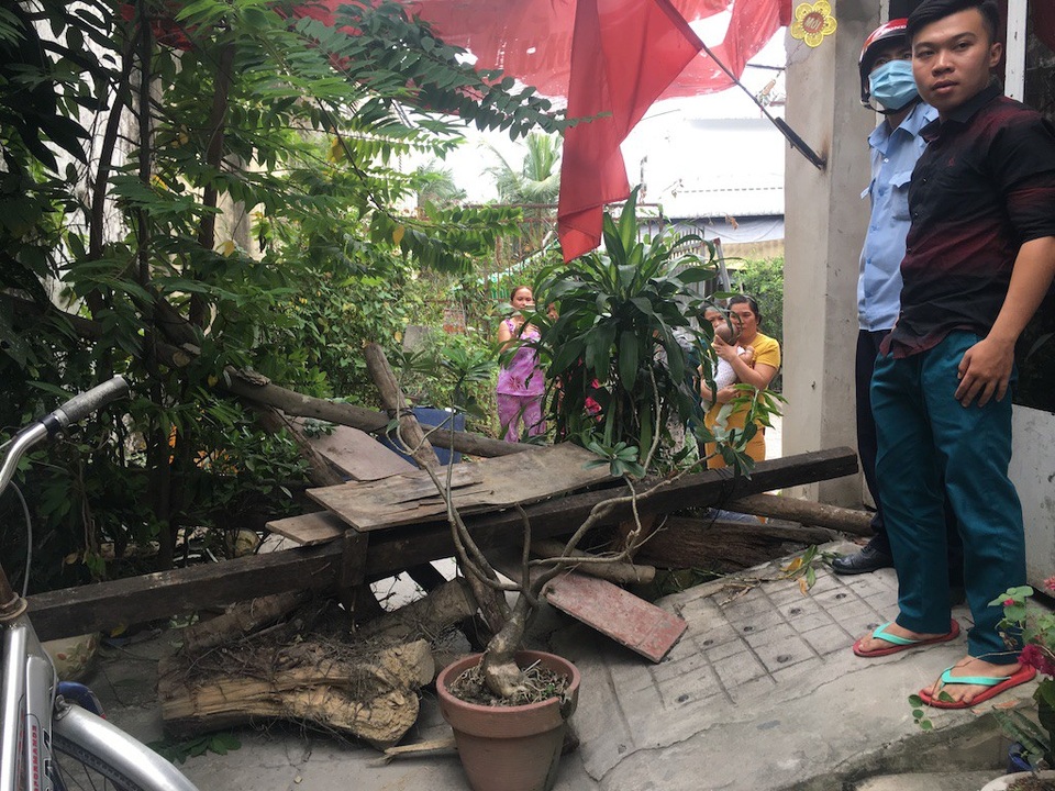 2 hộ dân rào chắn, xây lối lên xuống khiến người dân không thể ra vào