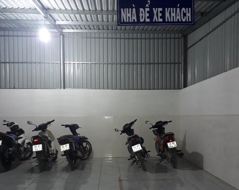 Xe cộ người dân phải gửi ở trụ sở UBND xã vì không thể mang về nhà