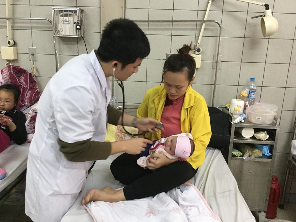 Trong phòng bệnh, bệnh nhi luôn được đảm bảo đủ ấm. Ảnh: T.Anh