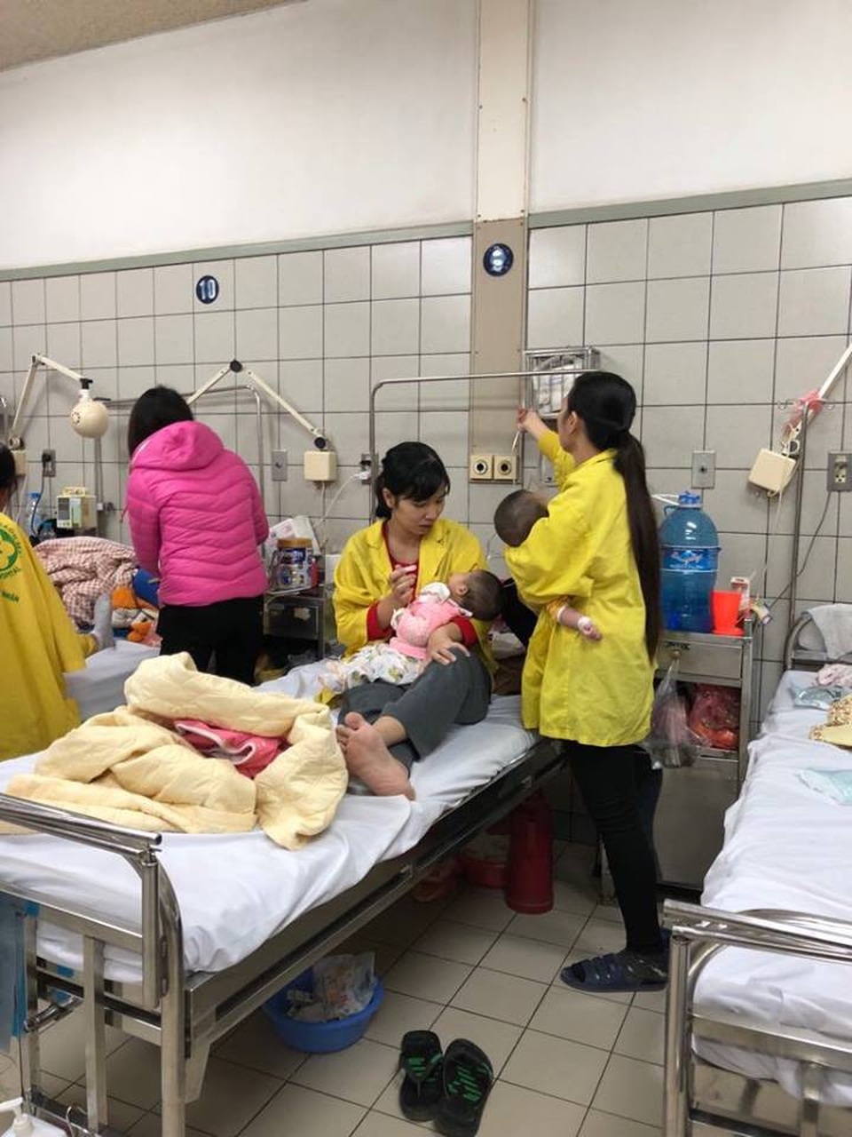 Trẻ em là đối tượng dễ chịu ảnh hưởng của thời tiết lạnh giá, nhiễm lạnh dẫn đến viêm phổi. Ảnh: H.Hải