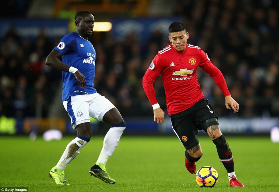 Everton 0-2 MU: Dấu ấn Martial, Lingard và Mourinho - 2
Rojo (phải) cắt bóng của Niasse (trái)